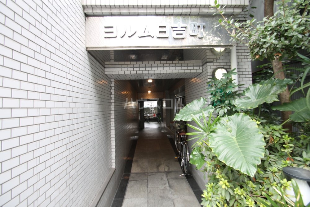 27/30 エントランス