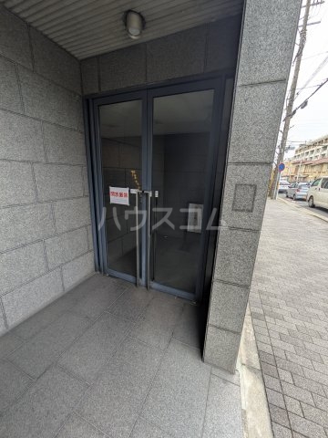 27/30 エントランス