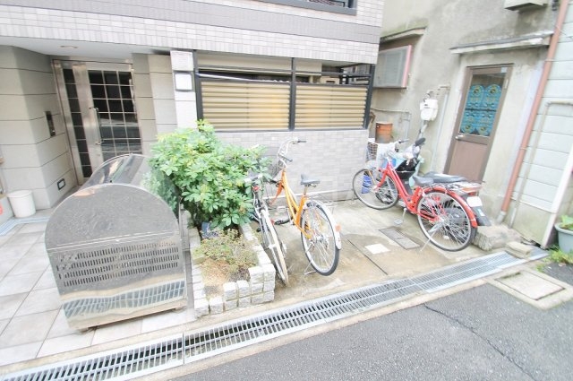 23/30 エントランス