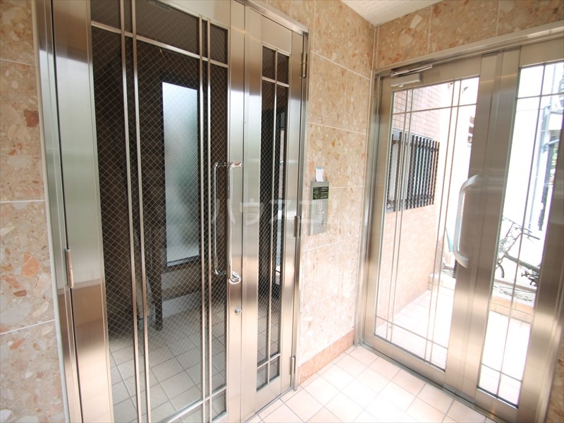 24/30 エントランス