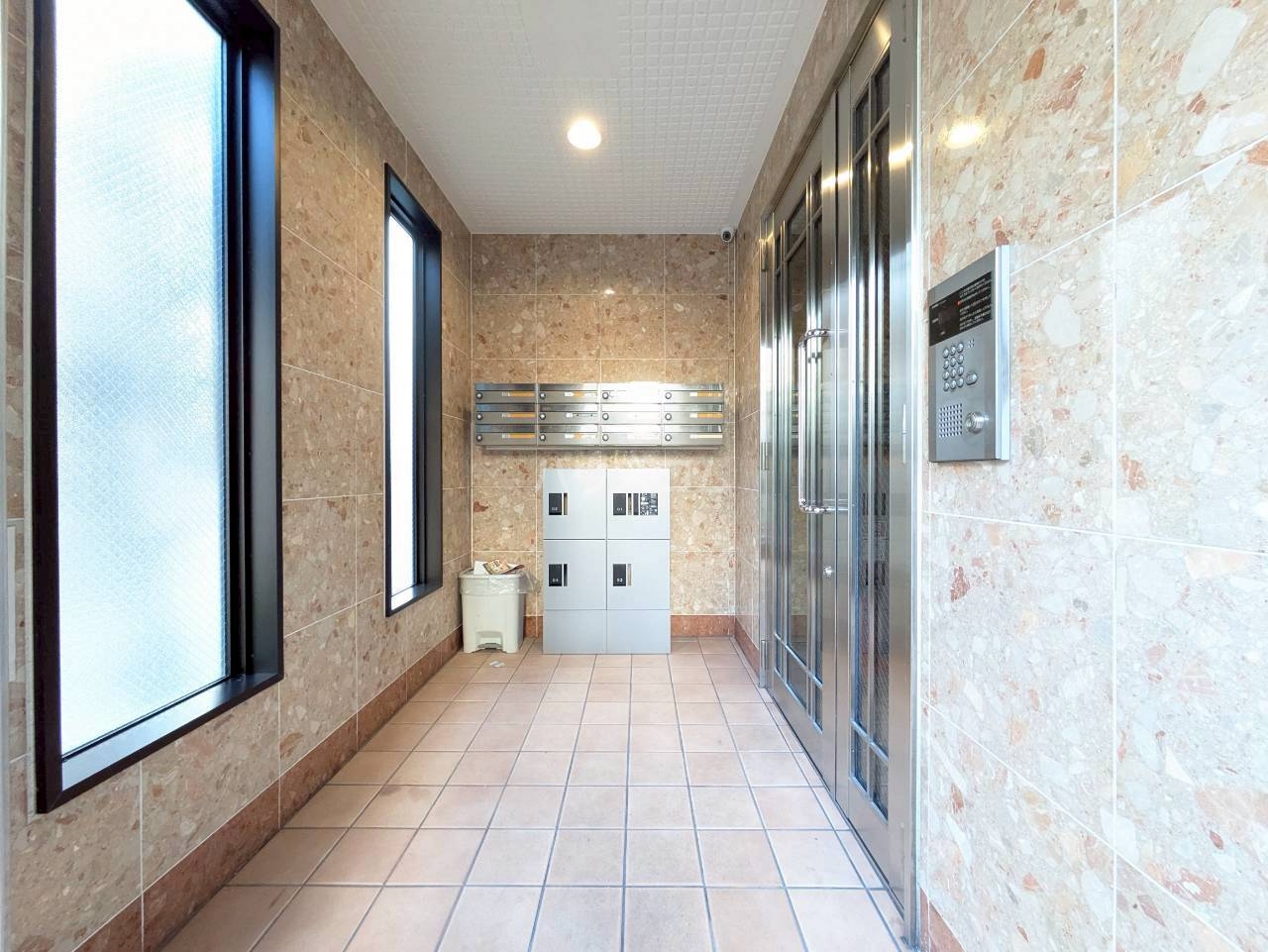 27/30 エントランス