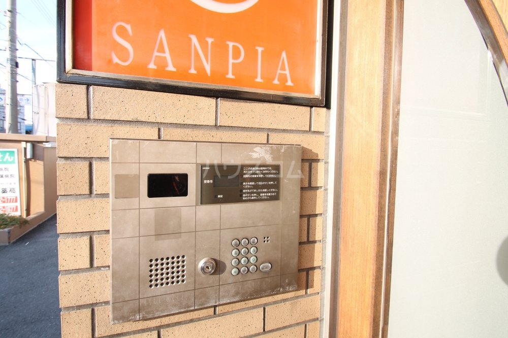 23/29 エントランス