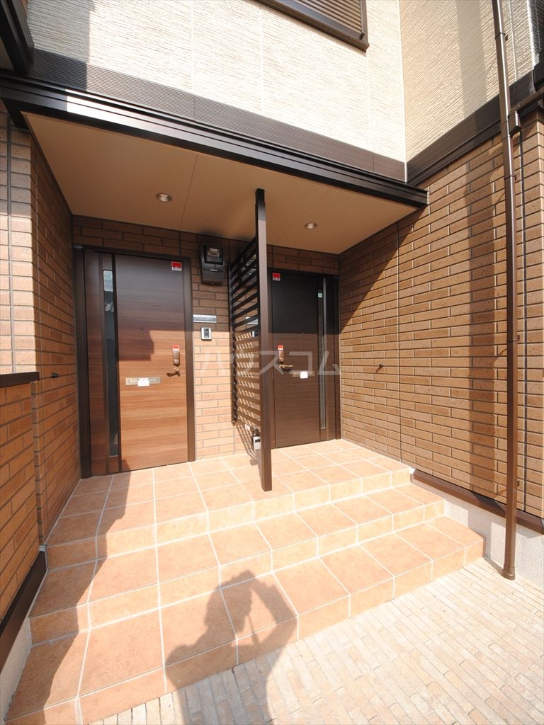 27/30 エントランス