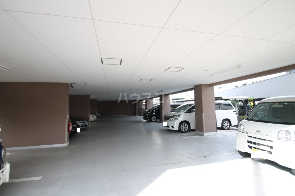27/30 駐車場