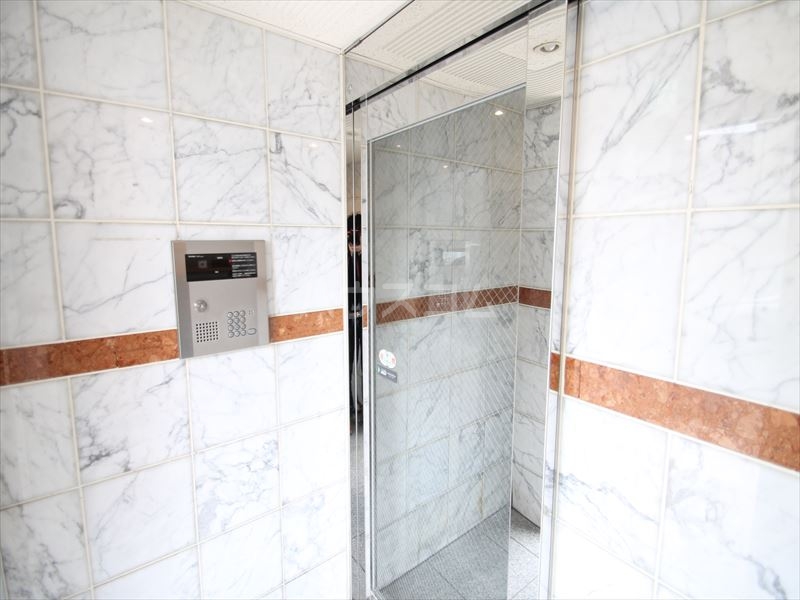 26/30 エントランス