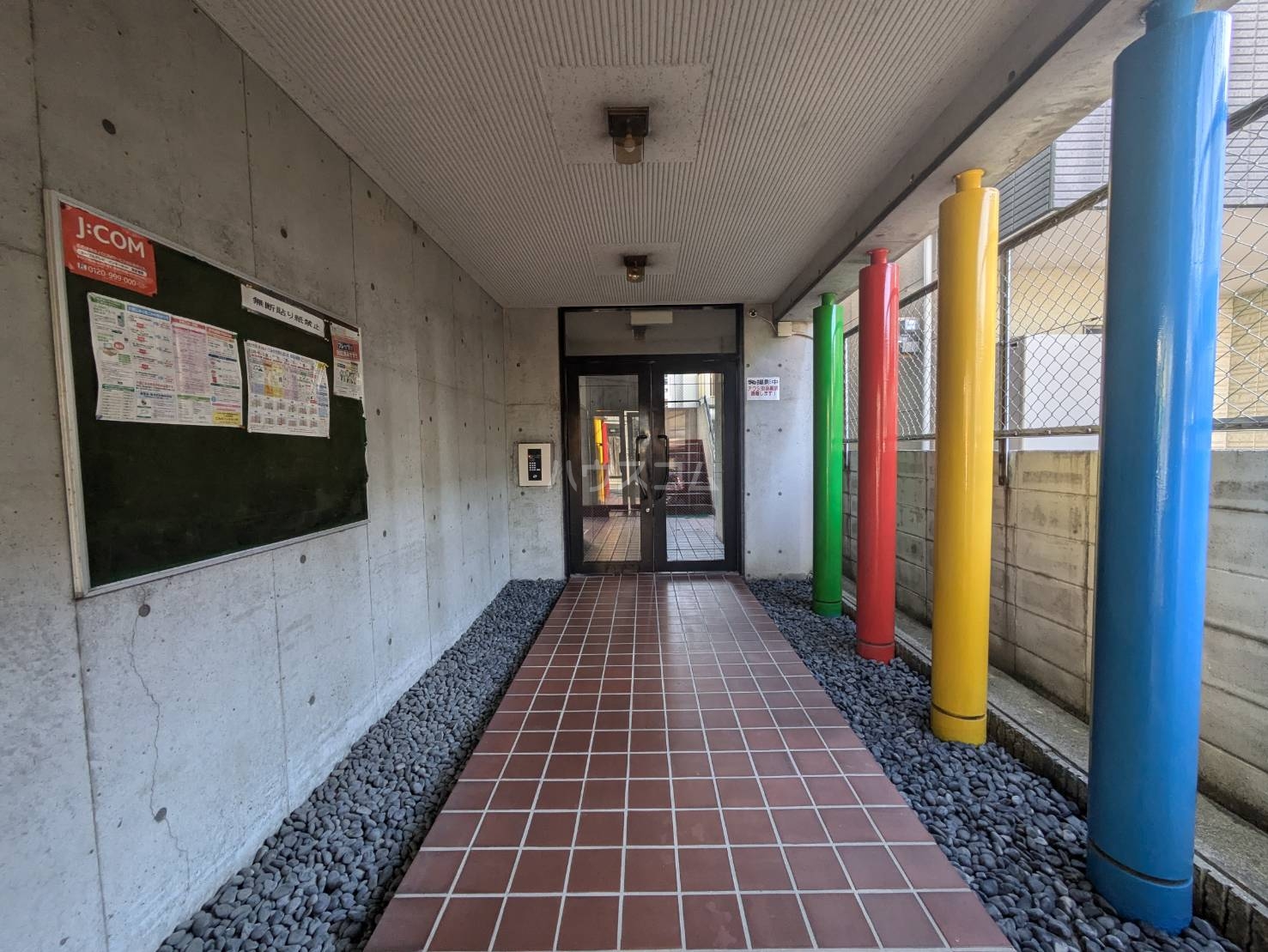 17/27 エントランス