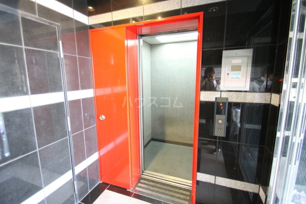 27/30 エントランス