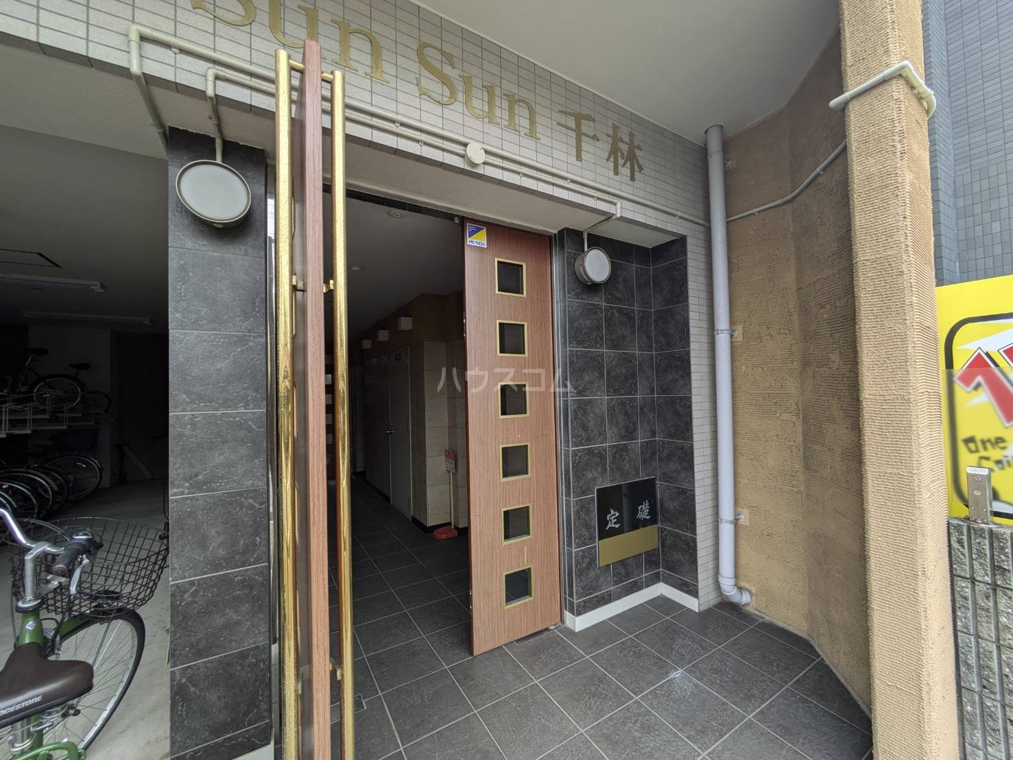 22/26 エントランス