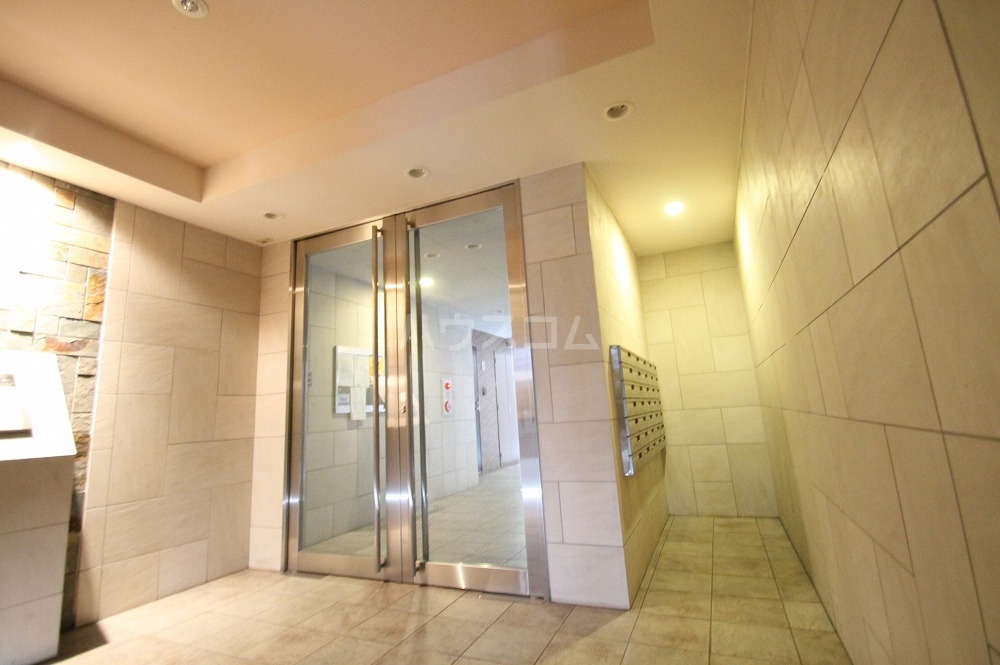 28/30 エントランス