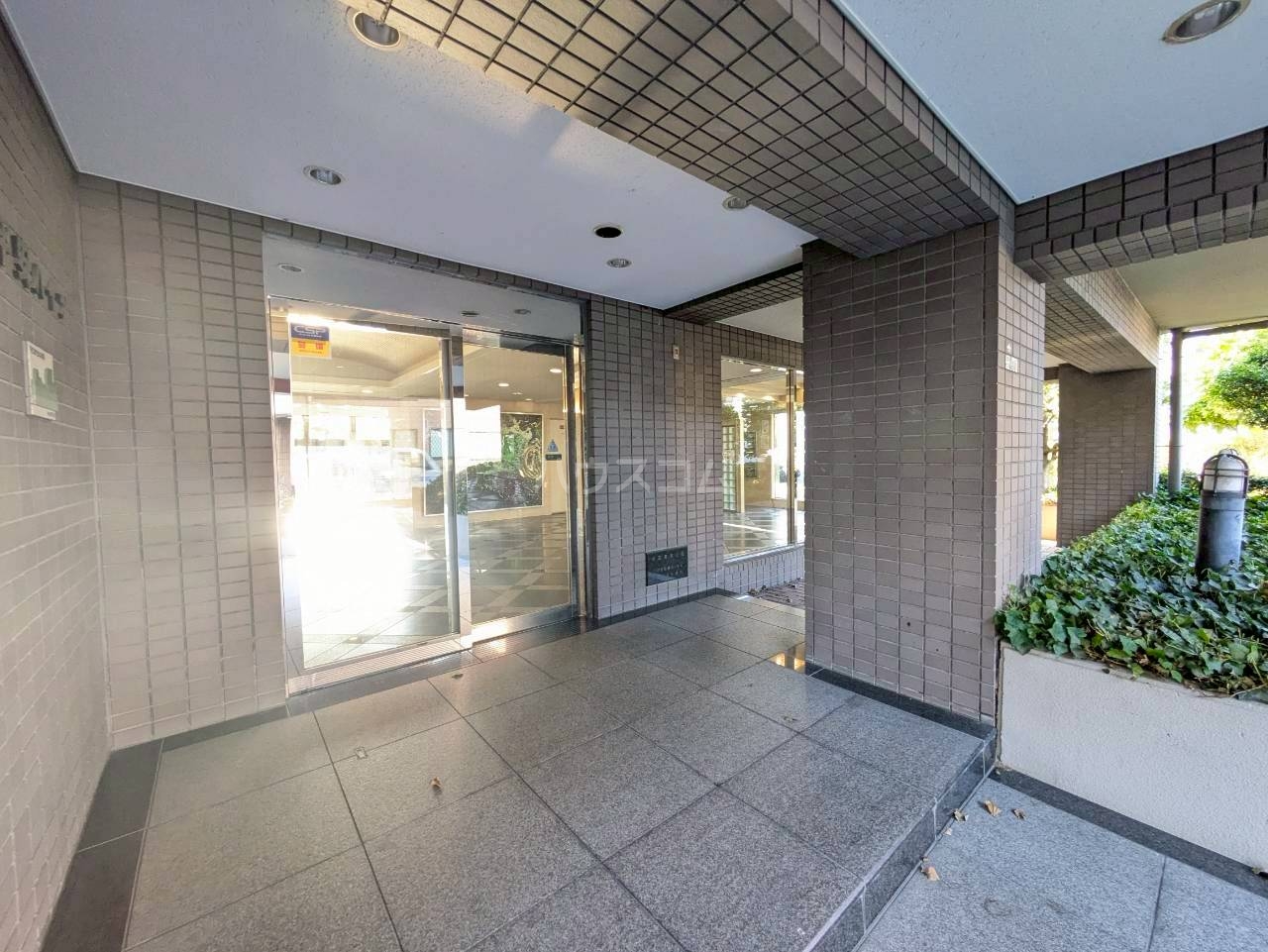 26/30 エントランス