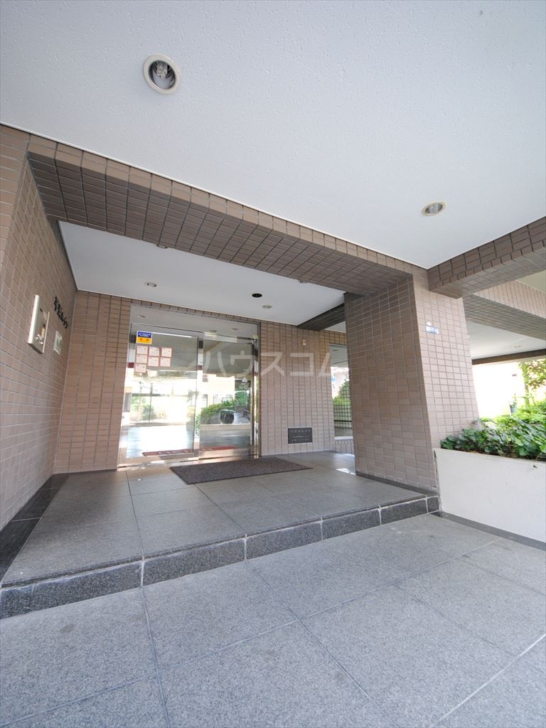 27/30 エントランス