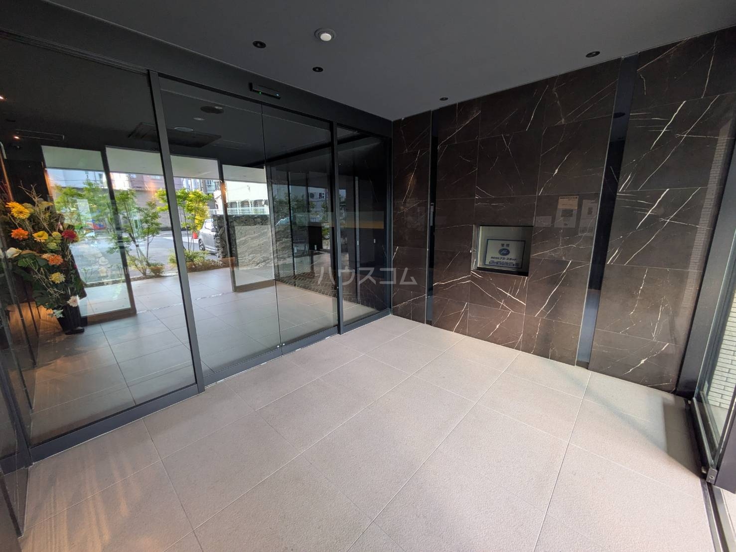 27/30 エントランス