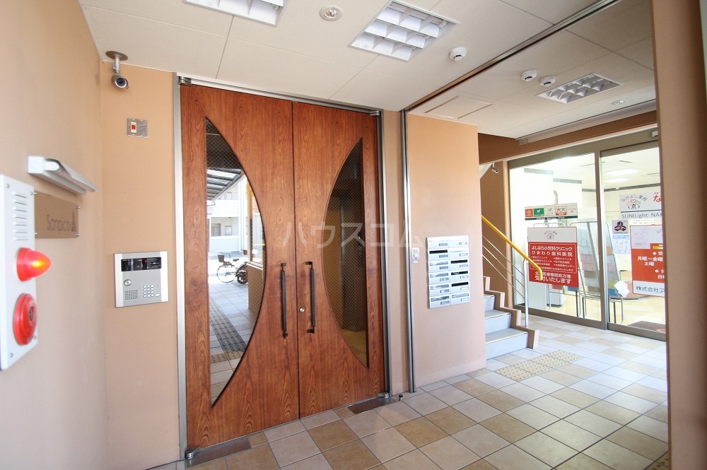 27/30 エントランス