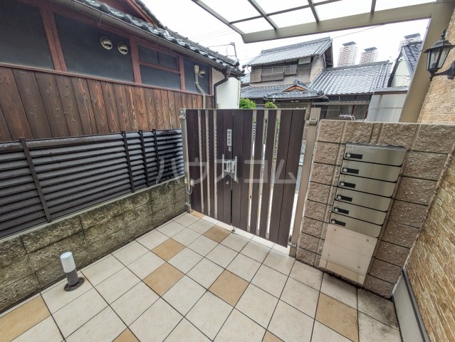 28/30 エントランス
