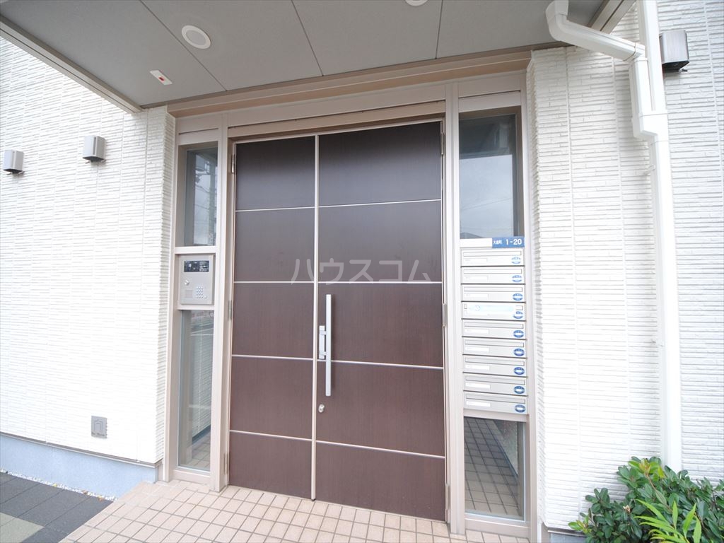 28/30 エントランス