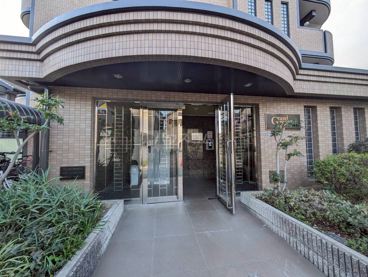 26/30 エントランス