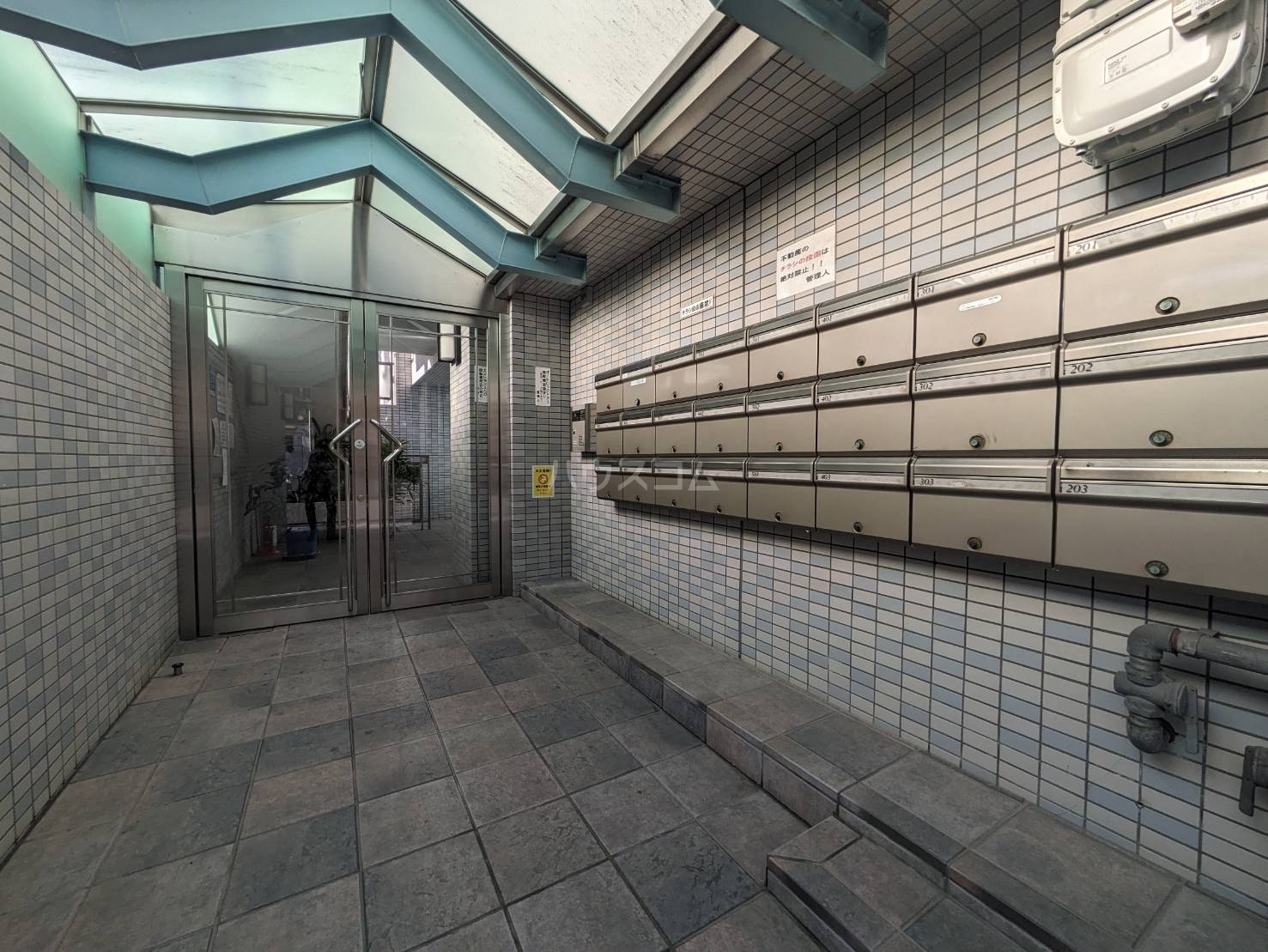 28/30 エントランス