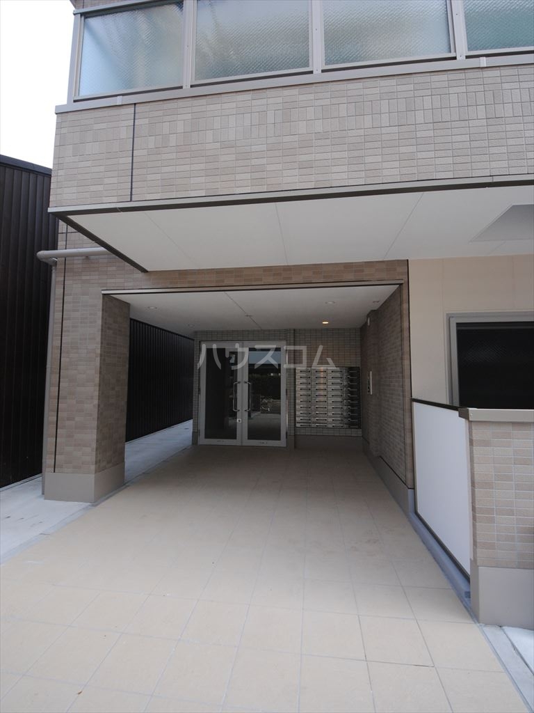 24/30 エントランス