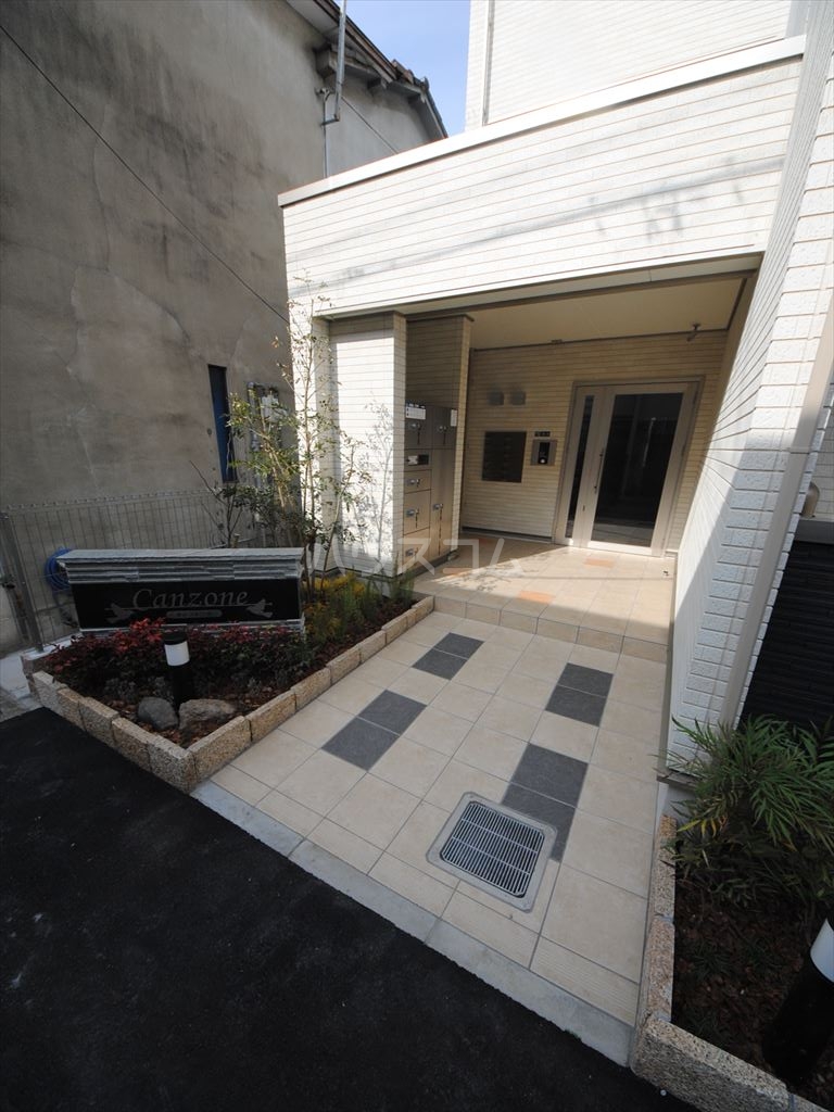 27/30 エントランス