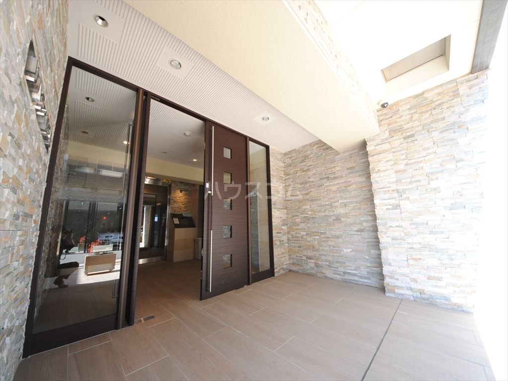 27/30 エントランス