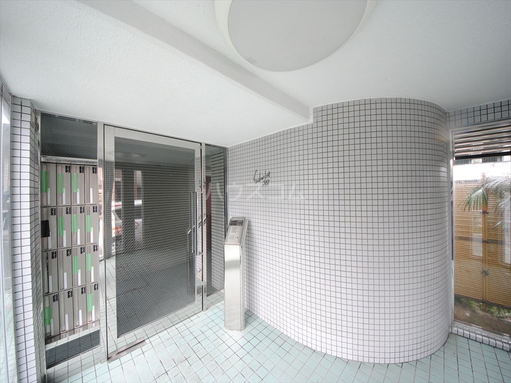 24/30 エントランス