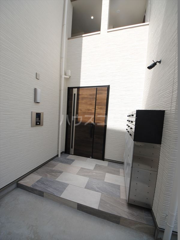 27/30 エントランス