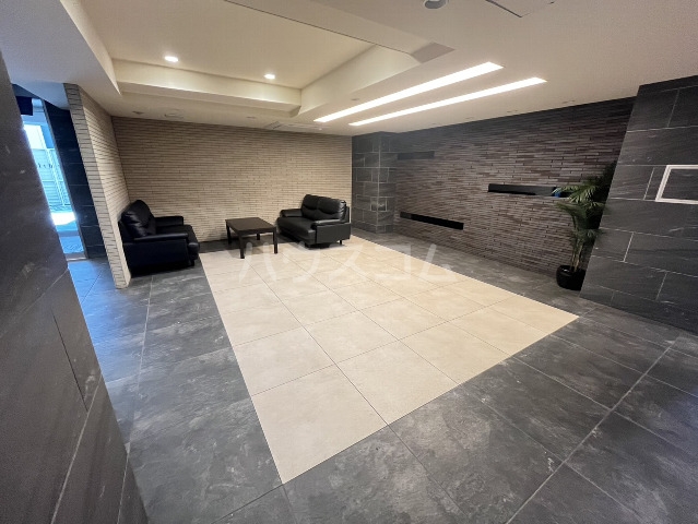 27/28 エントランス