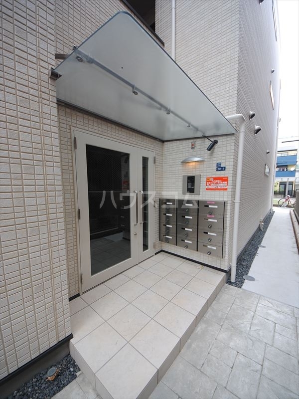 26/30 エントランス