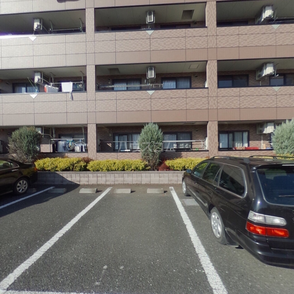 27/30 駐車場