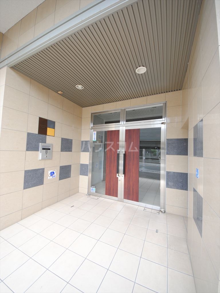 23/30 エントランス