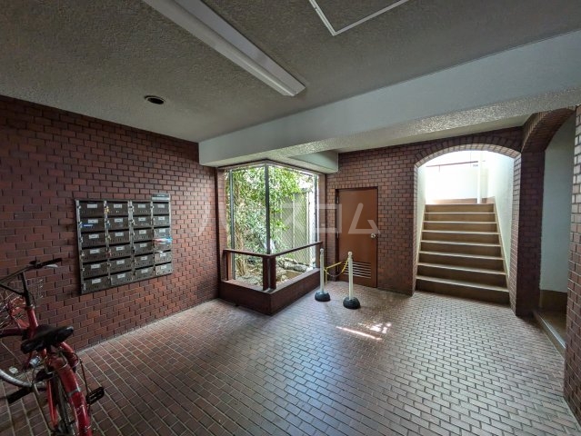 26/30 エントランス