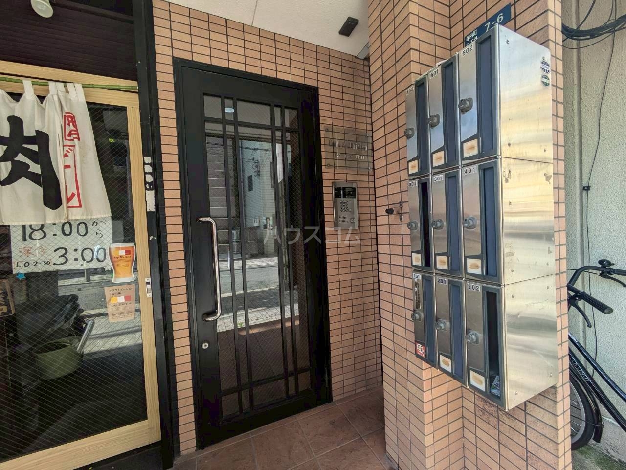 27/30 エントランス