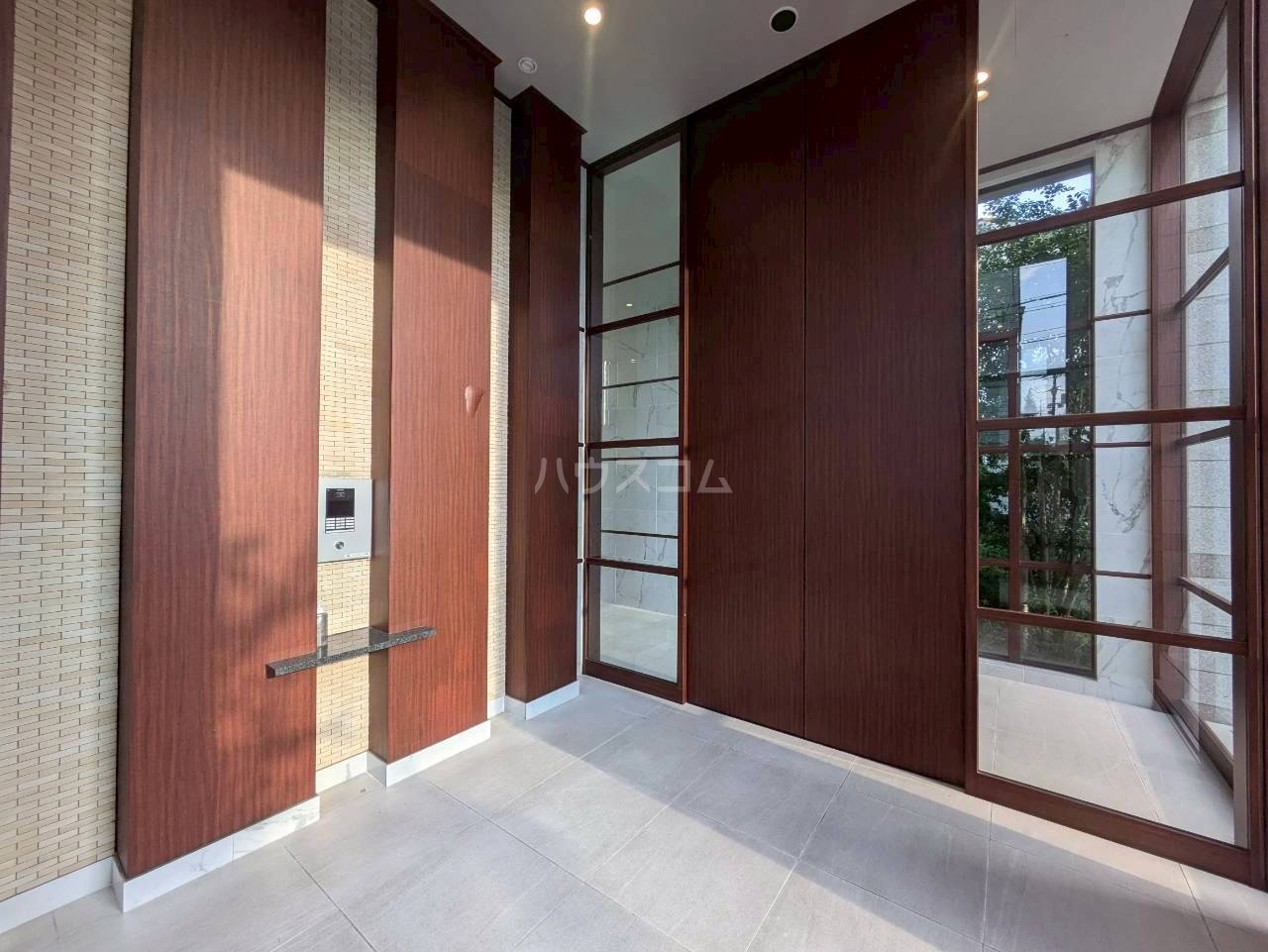 28/30 エントランス