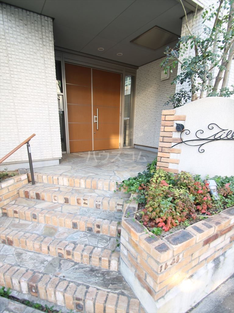 28/30 エントランス