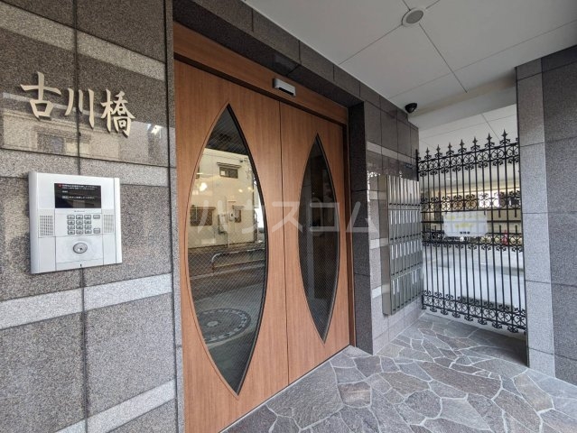 27/30 エントランス