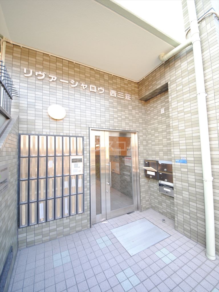 23/28 エントランス