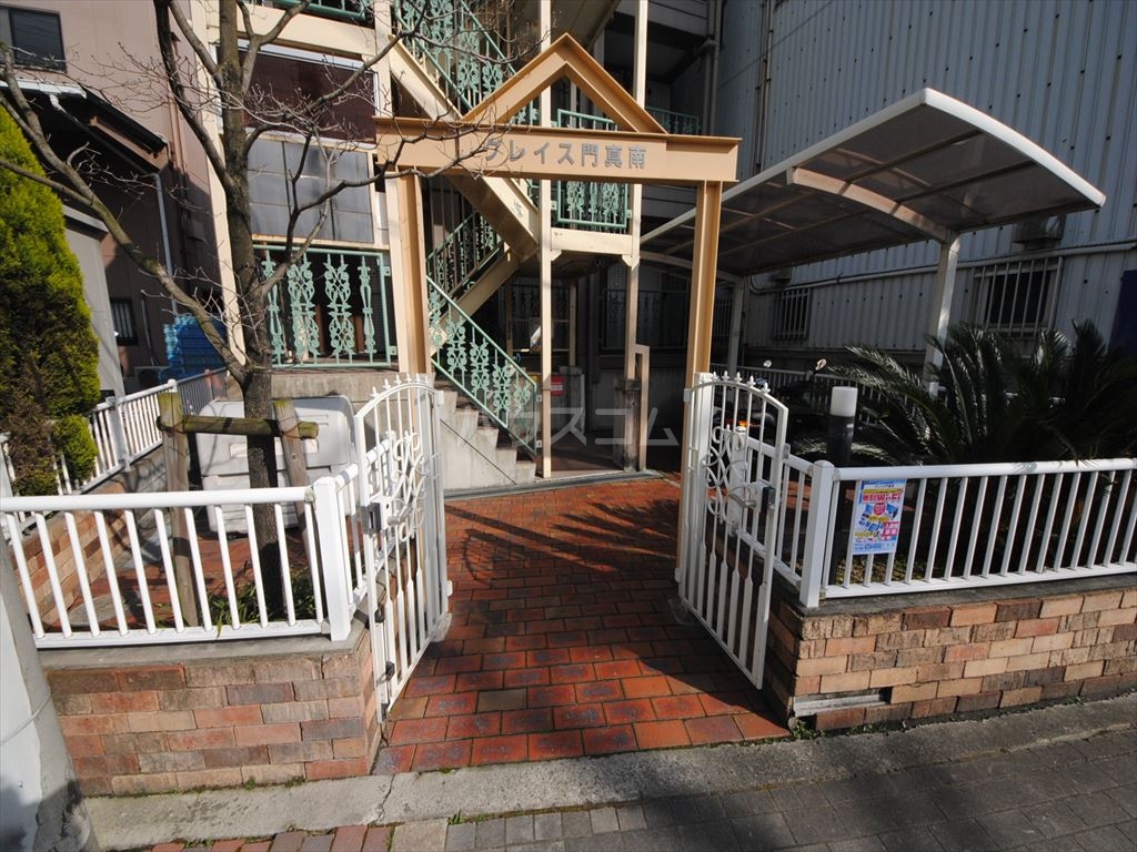 20/23 エントランス