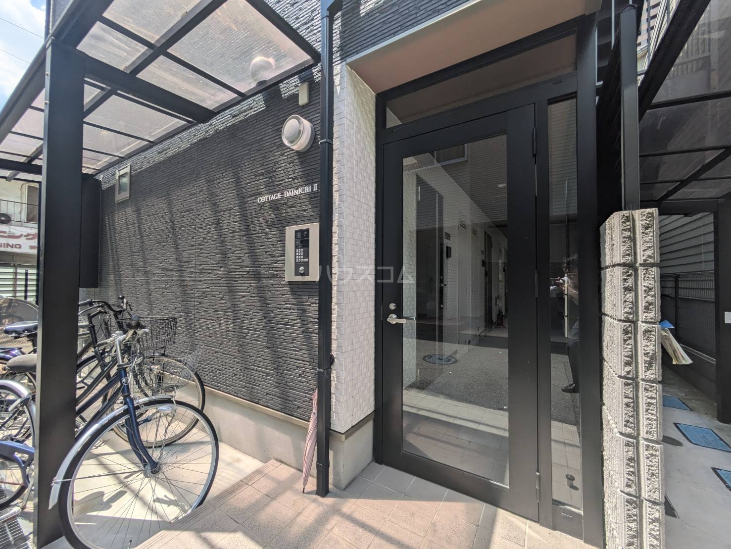 28/30 エントランス