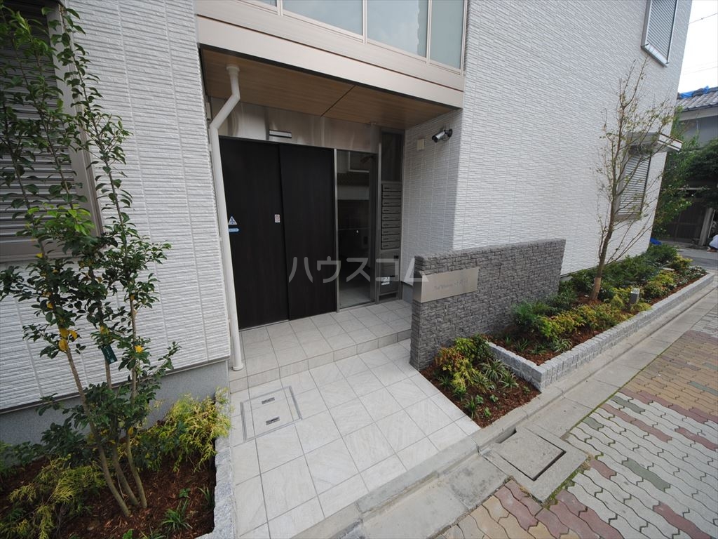 27/30 エントランス