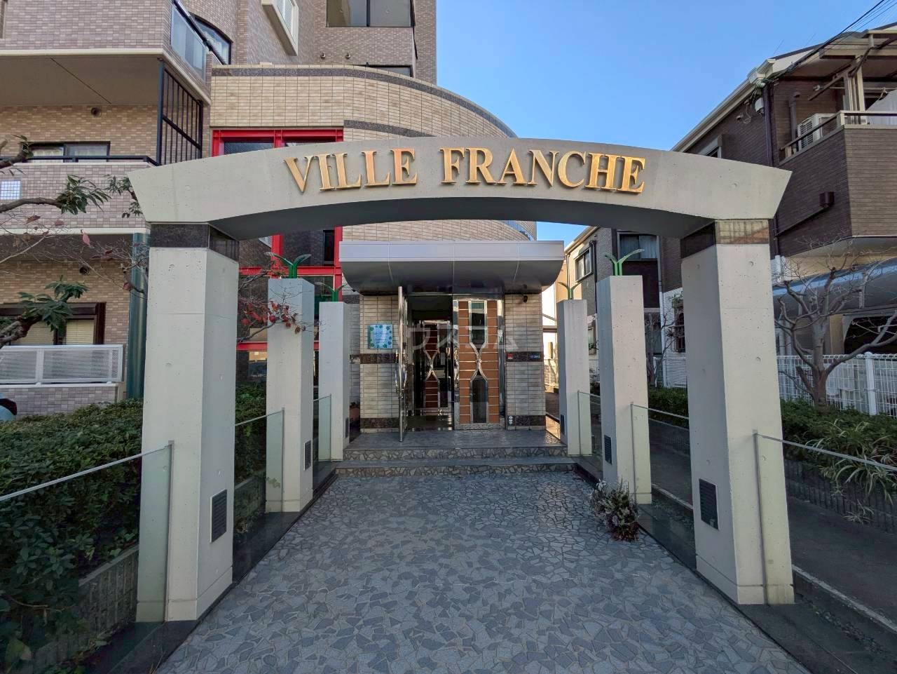 27/30 エントランス