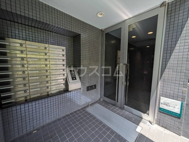 18/27 エントランス