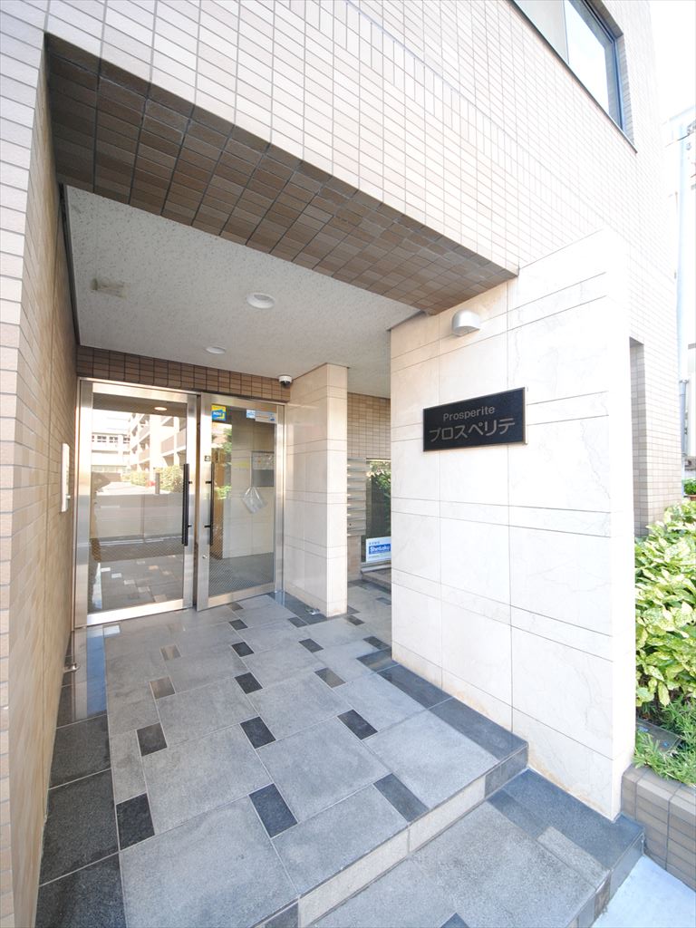 26/30 エントランス