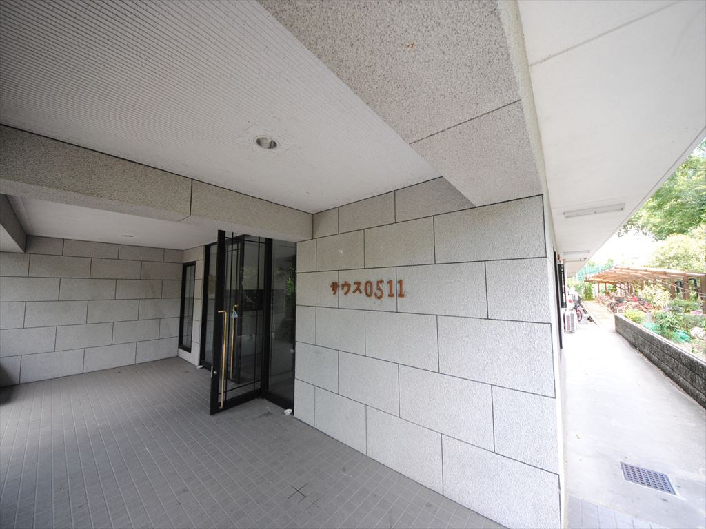 28/30 エントランス