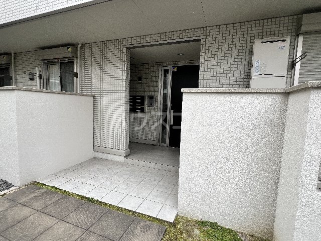 27/30 エントランス