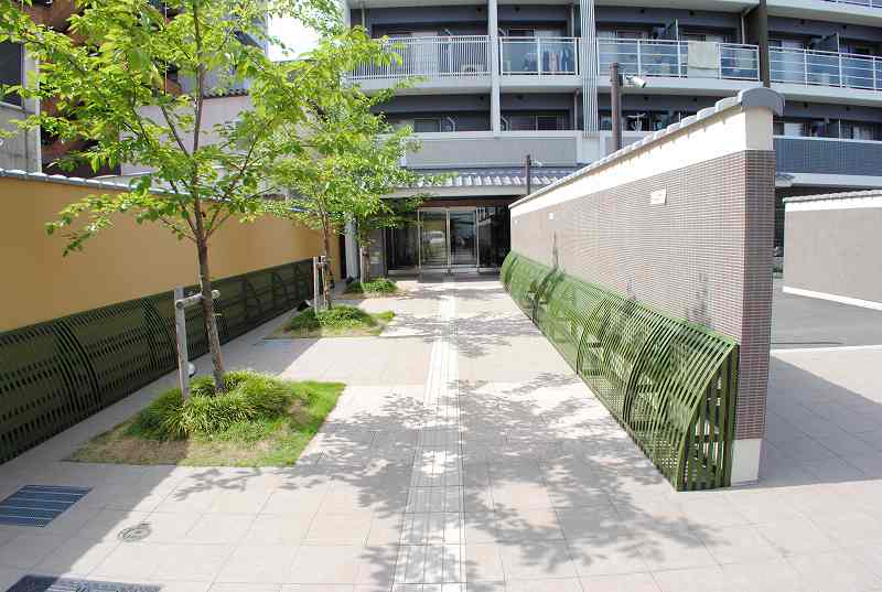 18/28 エントランス