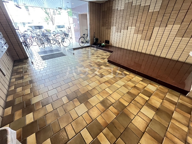 26/30 エントランス