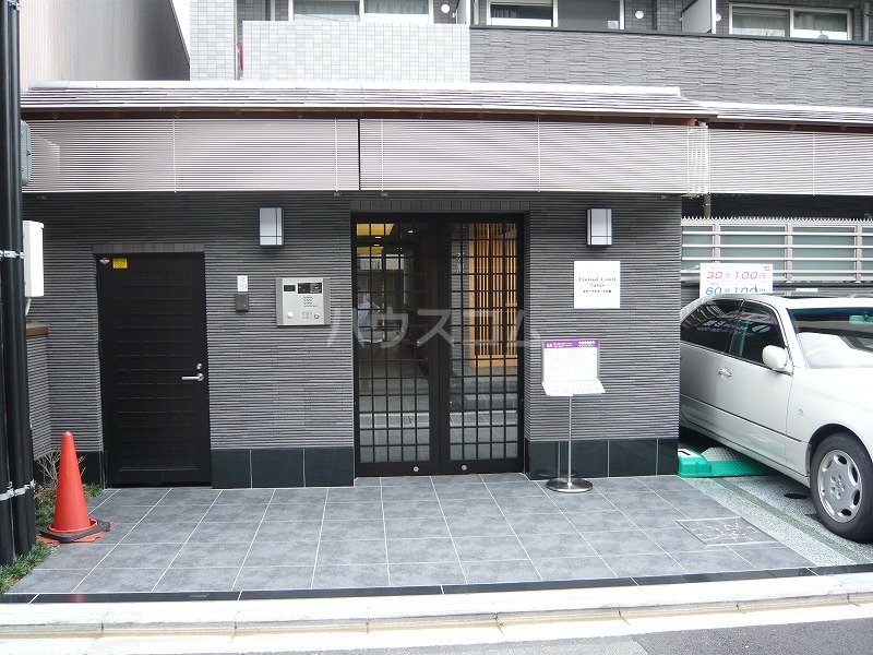 16/23 エントランス