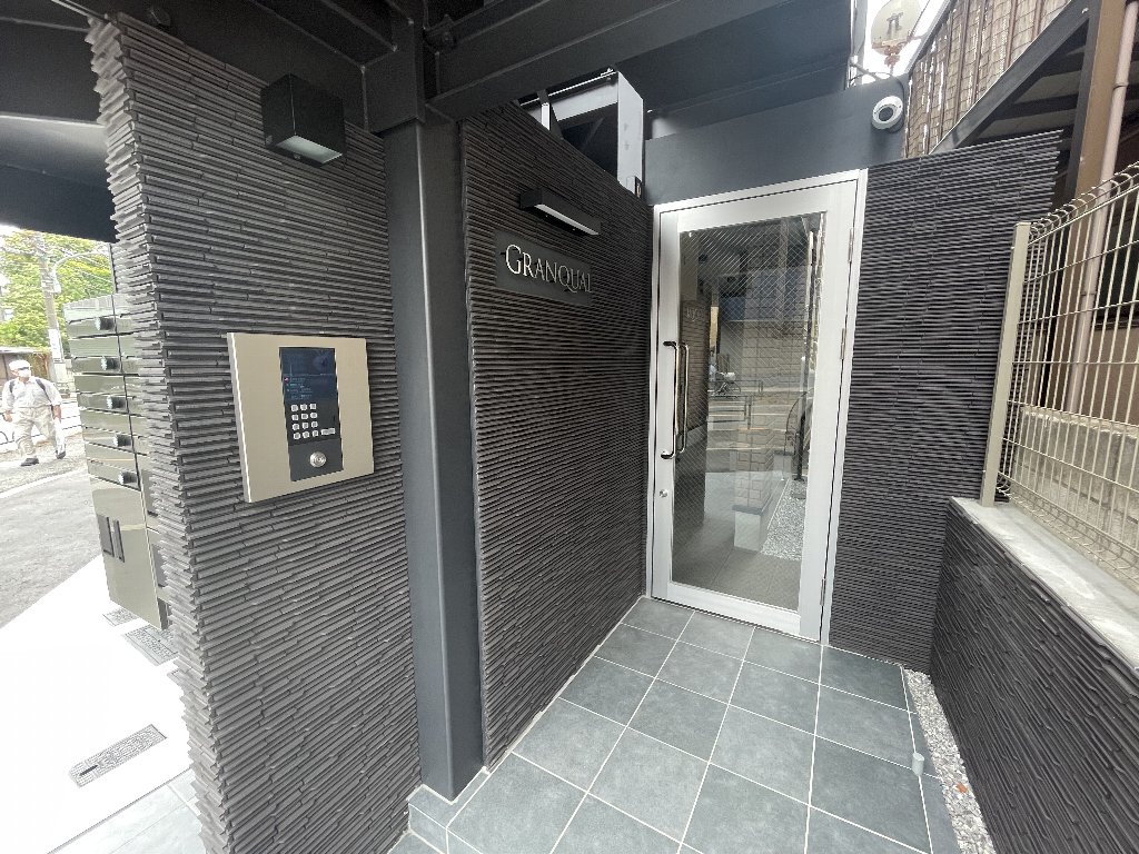 22/27 エントランス