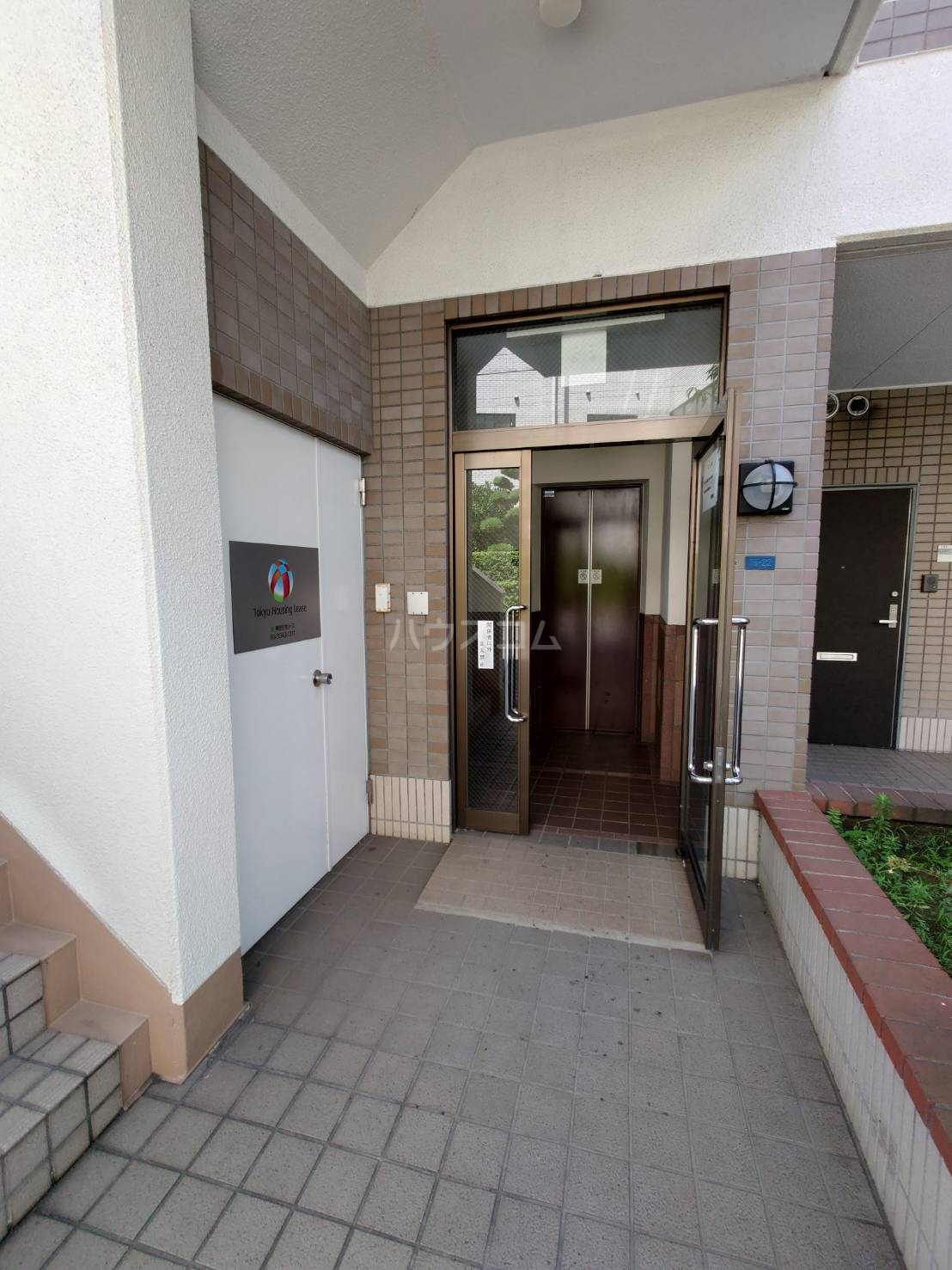 24/30 エントランス