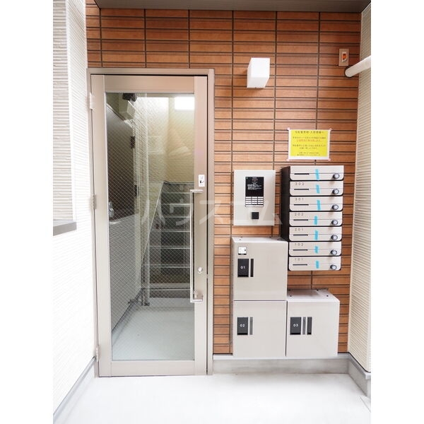 18/26 エントランス